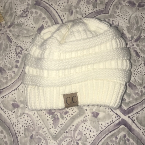 Accessories - Woman’s white beanie